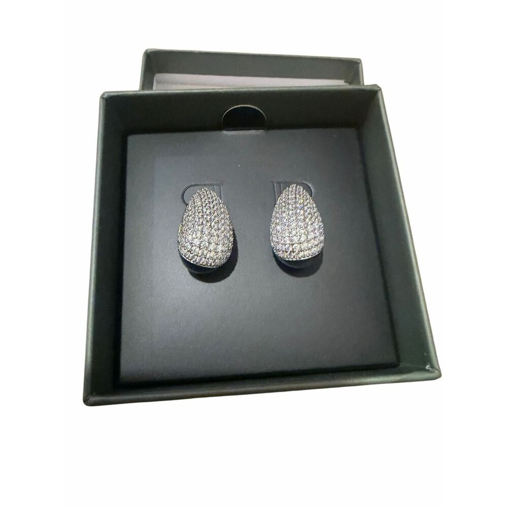 NWT Narnia stud earrings in silver